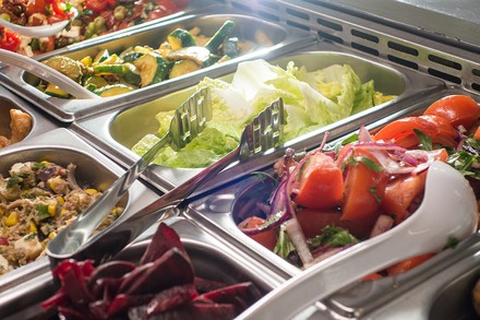 Ein Salatbuffet in einer Kantine