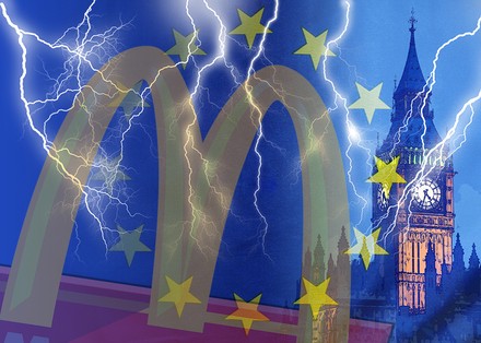 Ein Gewitter über London und das McDonald’s-Logo