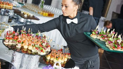 Kellnerin serviert Häppchen