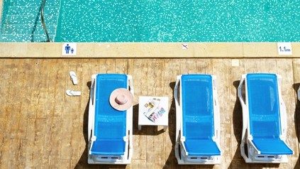 Sonnenliegen an einem Pool