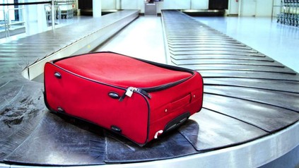 Koffer auf Laufband an Flughafen