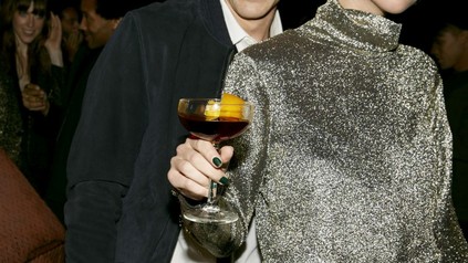 Junges Paar trinkt Cocktail