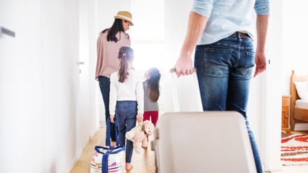 Junge Familie mit zwei kleinen Kindern macht Urlaub