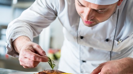 Ein Koch in der Küche