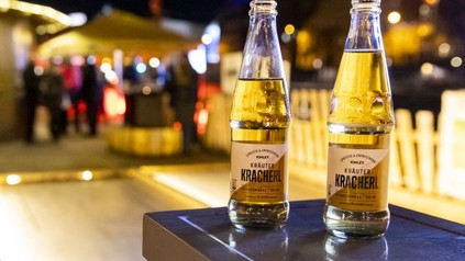 2 Flaschen Kinley Kräuter Kracherl