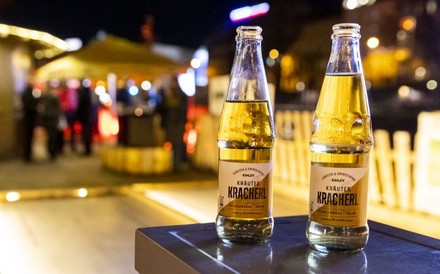 2 Flaschen Kinley Kräuter Kracherl