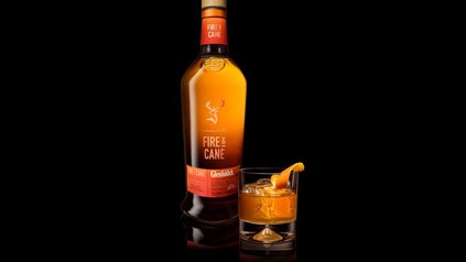 Eine Flasche und ein Glas Fire & Cane