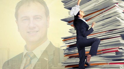 Eine Köchin klettert einen Stapel Akten hoch