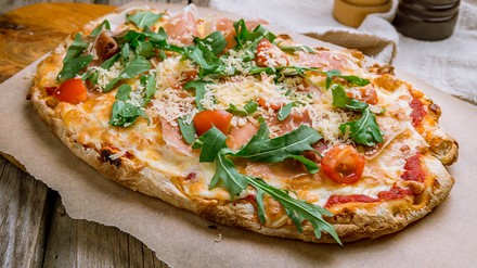 Pinsa mit Tomate und Rucola