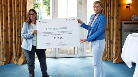 Julia Klöckner überreicht die Förderurkunde