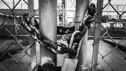 Zauntür, mit Kette abgesperrt