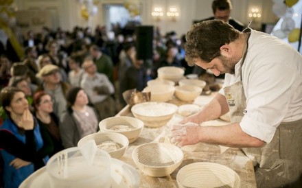 Bäcker vor Publikum in Aktion