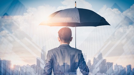 Ein Mann mit einem Regenschirm