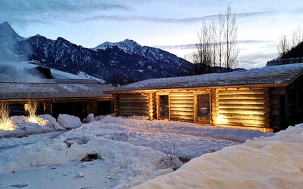 Die Kelo-Sauna und das Kelo-Ruhehaus in der Tamina Therme von außen.