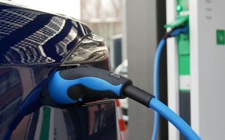 E-Auto hängt an einem Ladekabel