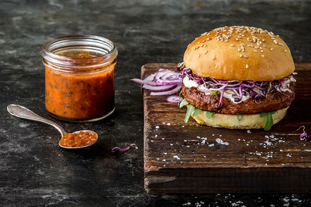 Ein Burger aus Insektenfleisch