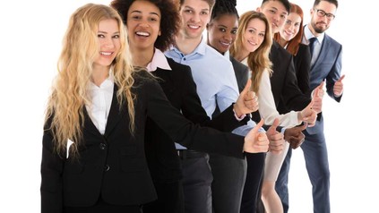 Gruppe von Personen in Businessoutfits halten ihre Daumen hoch