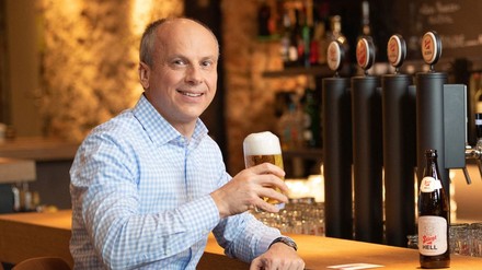 Stiegl-Chefbraumeister Christian Pöpperl beim Verkosten des neuen „Stiegl-Hell“.