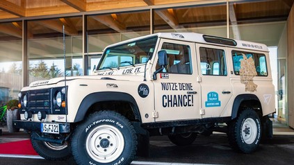 Ein Landrover mit vielen Aufklebern