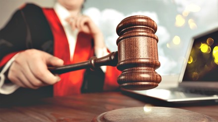 Ein Richter in einem Gericht