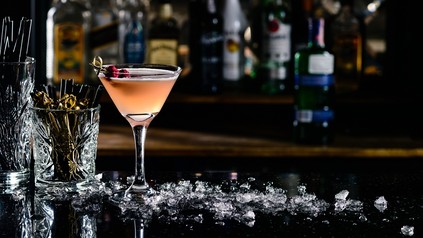 Die Theke an einer Bar