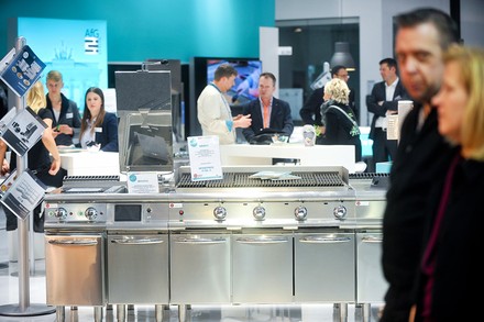 Eine Kochzeile der Gemeinschaftsgastronomie in einer Hmaburger Messehalle