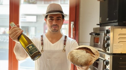 Serhat Aktas mit Brot und Wein