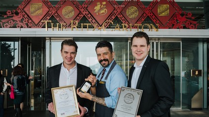 Übergabe der ersten Flasche GINSTR an den Ritz Carlton Bar Manager Oscar Mena in Hong Kong
