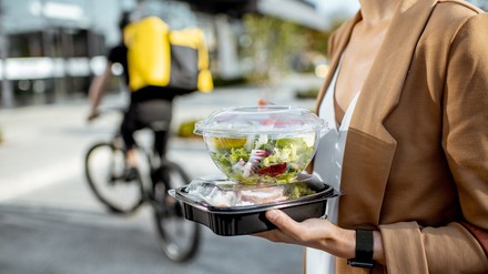 Lieferdienst bringt Essen