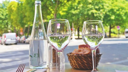 Zwei Gläser Wasser auf Tisch