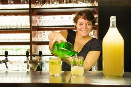 Wirtin schenkt Getränke aus