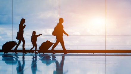 Familie am Flughafen
