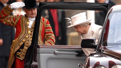 Ein Butler hält der Queen die Tür zu einem Wagen auf