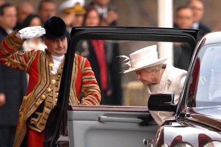 Ein Butler hält der Queen die Tür zu einem Wagen auf