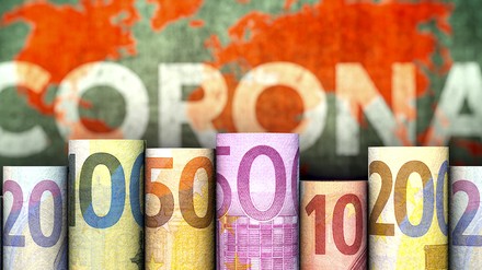 Grafik mit gerollten Euro-Geldscheinen im Vordergrund und dem Wort „Corona“ im Hintergrund