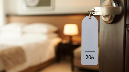 Offene Hotelzimmertür mit Blick in den Raum