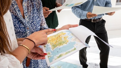 Personen sehen auf eine Landkarte
