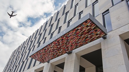 Steigenberger Hotel mit Flugzeug im Himmel