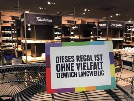 Schild im Inschrift „Dieses Regal ist ohne Vielfalt ziemlich langweilig“