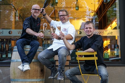 Eine Handvoll berühmter Köche prosten sich zu