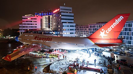 Eine Boeing 747 in einem Hotelgarten