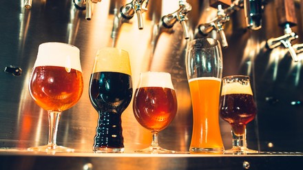 Unterschiedliche Biergläser mit unterschiedlichen Bieren