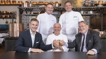 Begrüßen Marc Haeberlin (m.) als neuen kreativen Kopf in der Küche: Robert Herr (General Manager, Bürgenstock Resort), Bertrand Charles (Chef de Cuisine, RitzCoffier, Palace Hotel), Mike Wehrle (Culinary Director, Bürgenstock Resort) und Bruno H. Schöpfer (Managing Director, Bürgenstock Selection)