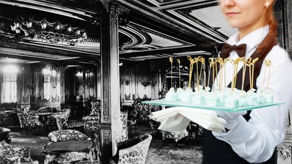 Eine Bedienung im Speisesaal der Titanic