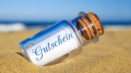 Flaschenpost am Strand mit Gutschein
