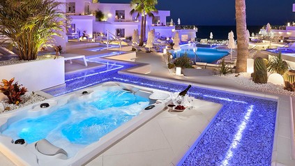 Der Außenpoolbereich eines Hotels