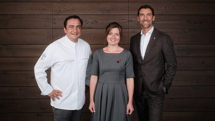 Nina Mihilli zwischen Küchenchef Torsten Michel und Sommelier Stephane Gass (Foto: © Julian Beekmann Fotografie)