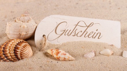EIn Reisegutschein am Strand