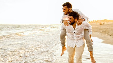 Zwei Männer Huckepack am Strand