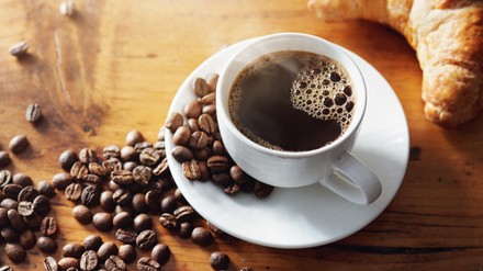 In der Gastronomie lag der Pro-Kopf-Verbrauch von Kaffee 56 Prozent über dem Konsum im Jahr 2021 und 21 Prozent über dem Level vor Beginn der Corona-Pandemie. (Foto: © Melica/stock.adobe.com)
Cup of hot coffee on wooden table